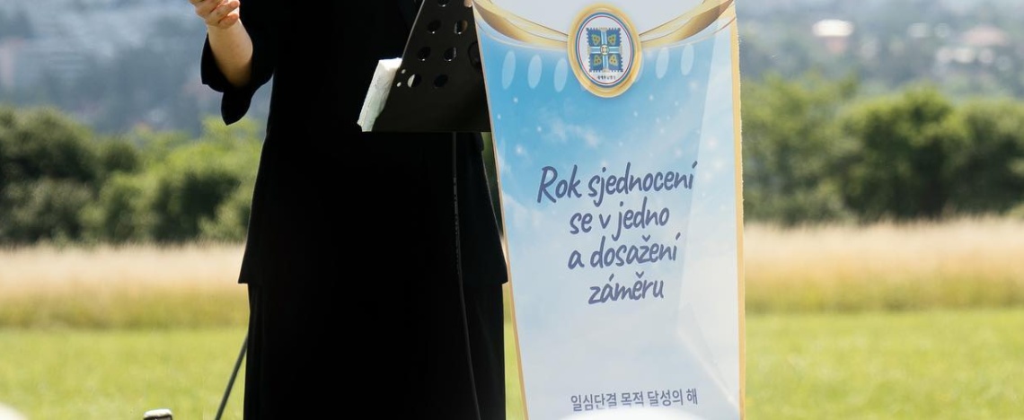 Slogan Shincheonji roku 40 (2023): Rok sjednocení se v jedno a dosažení záměru. Netypicky ukázán na veřejnosti.